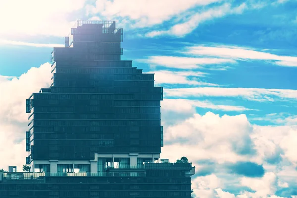 空の背景に現代的な摩天楼のトップ — ストック写真