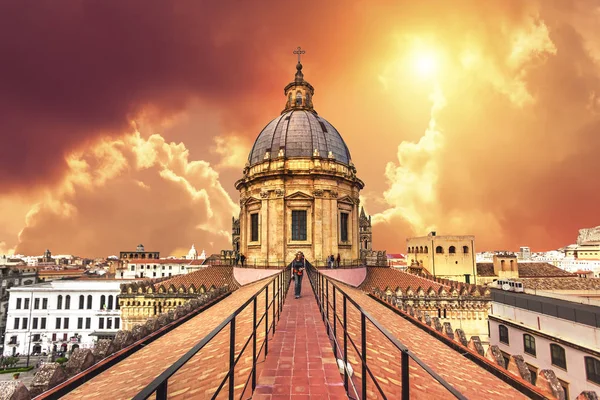 Kadın Palermo Katedrali Günbatımı Sırasında Çatıda — Stok fotoğraf