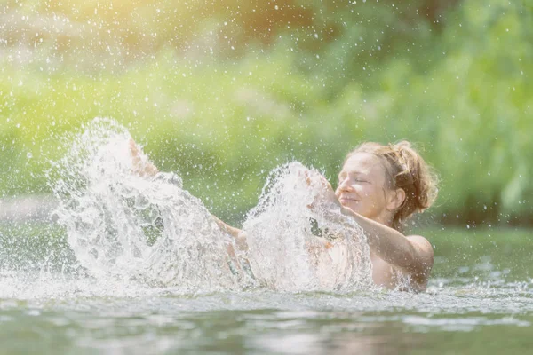 水の中で泳いでいる女性 — ストック写真