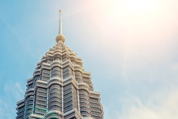 Turm Eines Modernen Wolkenkratzers Mit Einem Turm Einem Sonnigen Tag — Stockfoto