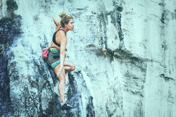 若い女性の崖の上に座って スペースのコピーを登る トーン — ストック写真