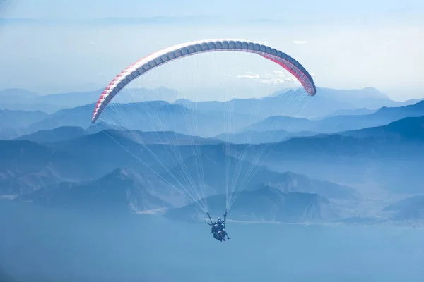 Parapente Parapente Voando Céu Sobre Montanhas — Fotografia de Stock