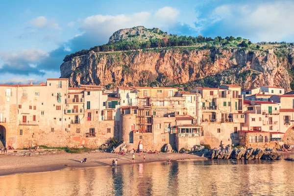 Gente Playa Cefalu Pequeña Ciudad Mar Sicilia Italia — Foto de Stock