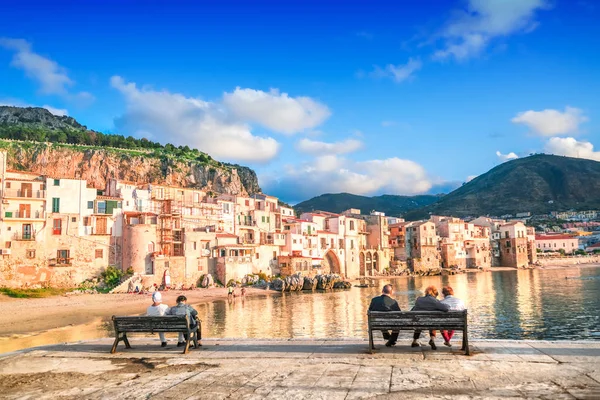 チェファル シチリア島 イタリアの景色を海沿いのベンチに人が座っています — ストック写真