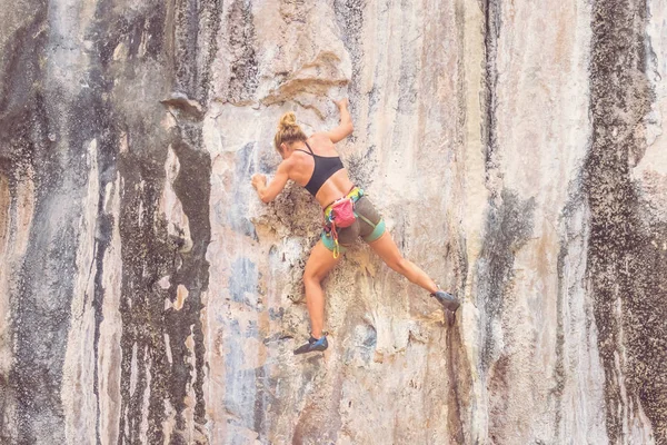 Молода Жінка Скелелазіння Піднімається Скелі — стокове фото