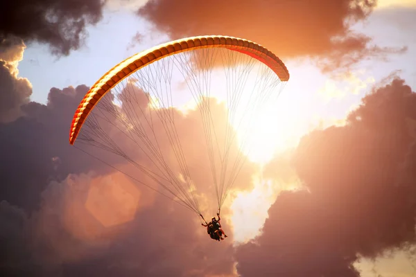在日落的天空滑翔伞 — 图库照片
