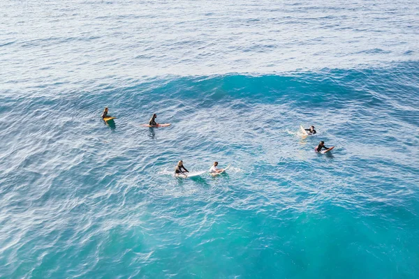 海のサーファーのグループ トップビュー — ストック写真