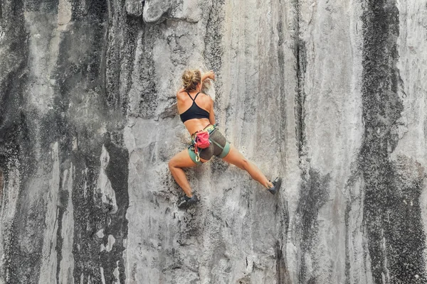 Young Woman Climbing Cliff Insurance — Stok fotoğraf