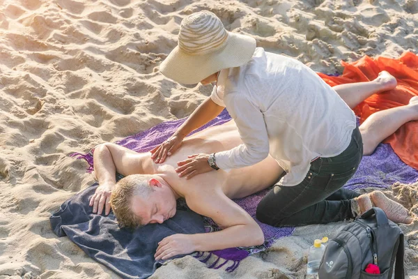 Cefalu Italia Noviembre 2017 Mujer Con Sombrero Haciendo Masaje Hombre — Foto de Stock