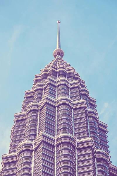 Toren Van Een Moderne Wolkenkrabber Met Een Spits Tegen Hemel — Stockfoto
