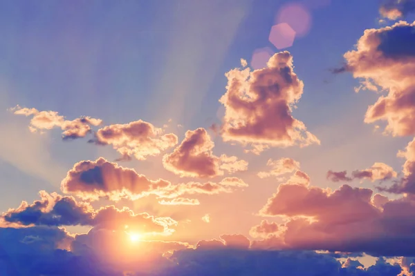 Gün Batımında Bulutların Arasından Güneş Işınları — Stok fotoğraf