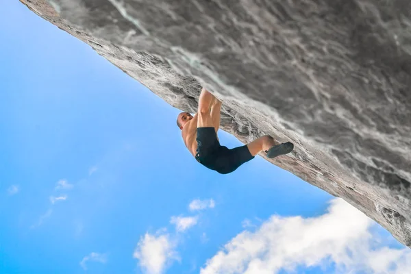 Joven Escalador Masculino Escalando Una Pared Roca Sin Cuerda Seguridad —  Fotos de Stock