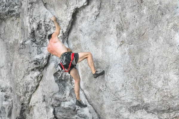 Young Male Climber Climbing Cliff Insurance — 스톡 사진