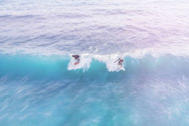 Okyanusta iki sörfçü, en iyi manzara