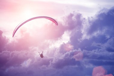 Yamaç paraşütü. Gökyüzünde uçan yamaçparaşütü