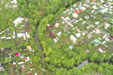 Yazlık Köyü üzerinden dolambaçlı bir nehir 