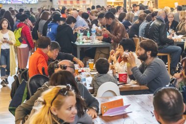 Firenze, İtalya, 12 Ekim 2017: Birçok kişi, bir fast food restoran tablolarda