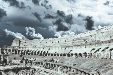 Kolezyum, Roma, İtalya, üzerinde bulutlu gökyüzü