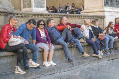 Floransa, İtalya, 12 Ekim 2017: Bir grup insan üzerinde taş bir adım oturan