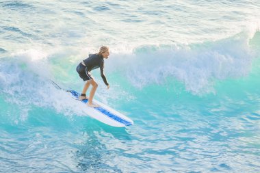 Bogliasco, İtalya, 6 Ekim 2017: bir dalga sürme kadın sörfçü
