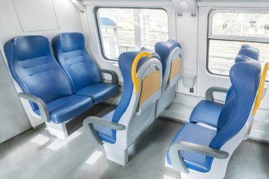 Bir yolcu treni boş mavi sandalye ile iç