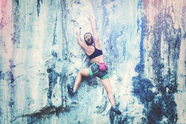 若い女性は保険なしで崖を登る トーンだアドレナリン — ストック写真