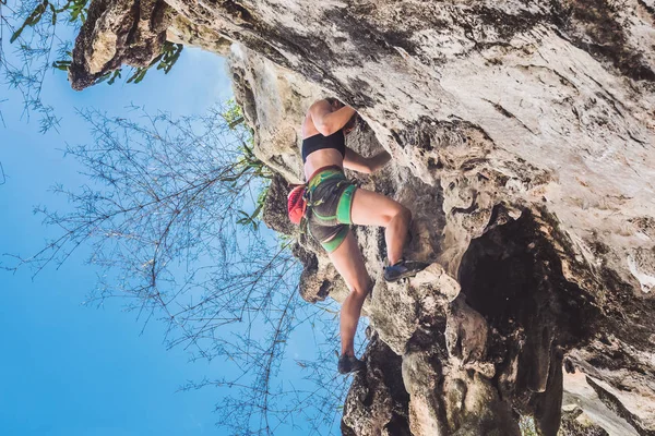 Young Woman Climbs Overhanging Cliff Summer Day — 스톡 사진