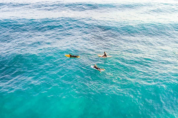 Τρεις Σέρφερς Χαλαρώνουν Στον Ωκεανό Πάνω Στην Θέα — Φωτογραφία Αρχείου