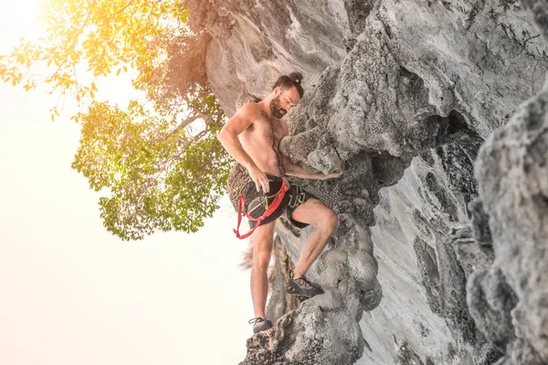 Young Bearded Man Climbs Cliff Sunny Day — 스톡 사진