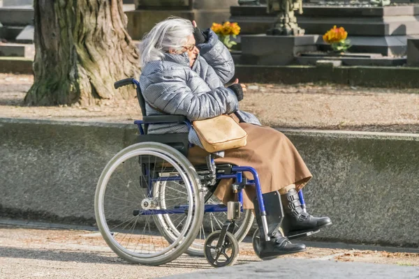 Милан Италия Ноября 2017 Года Зрелая Женщина Инвалидном Кресле Улице — стоковое фото