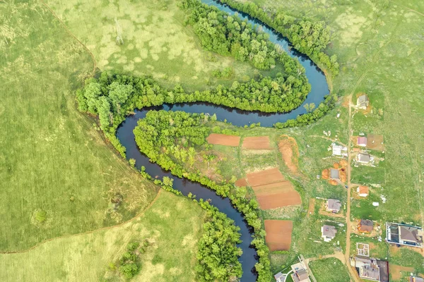 Vista Superior Rio Estreito Sinuoso Casas Fazenda — Fotografia de Stock