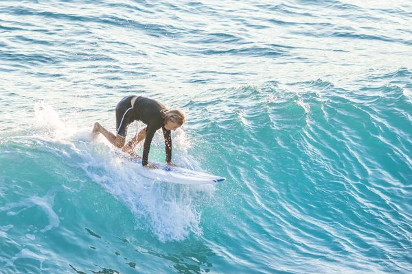 Bogliasco Itália Outubro 2017 Mulher Surfista Uma Onda Mar — Fotografia de Stock