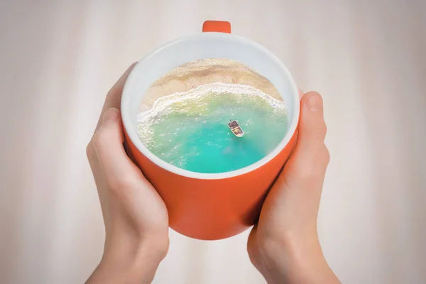 红色的一杯咖啡 里面有船和大海 创意理念 — 图库照片