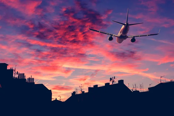 Літак Літає Небі Заходу Сонця Над Містом — стокове фото