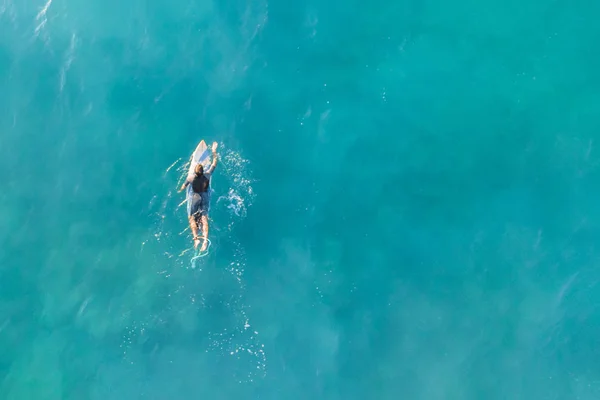Der Surfer Segelt Auf Einem Surfbrett Einem Ruhigen Ozean Blick — Stockfoto