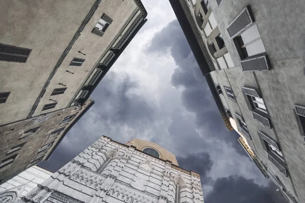 Alte Häuser Italiens Einem Bewölkten Tag Blick Von Unten Nach — Stockfoto