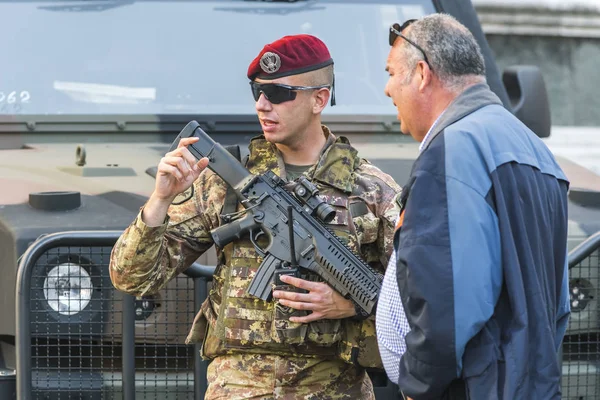 Roma Italia Octubre 2017 Ejército Italiano Camuflado Con Armas Una —  Fotos de Stock