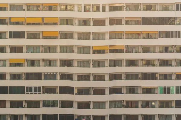 高層ビル 高層の窓が建物の壁の質感 — ストック写真