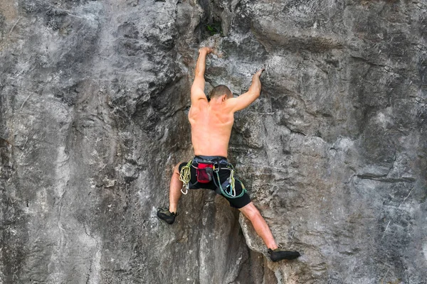 Rock Climber Climbs Rocky Wall Insurance — Stock Photo, Image