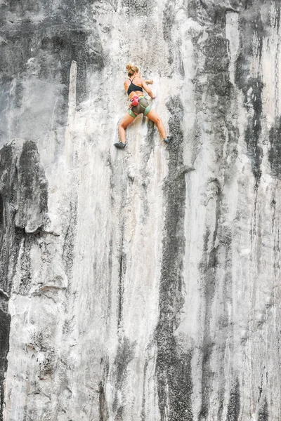 Jovem Alpinista Escalando Penhasco Sem Equipamento Segurança — Fotografia de Stock