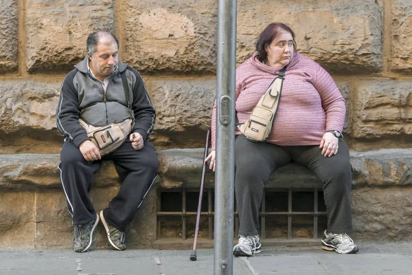 フィレンツェ イタリア 2017 男性との余分な重量の石のベンチに座っている女性 — ストック写真