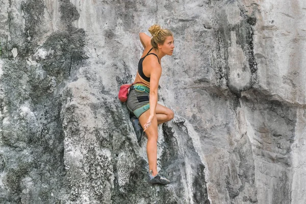 安全装置のない崖を登る若い女性 — ストック写真