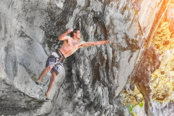 Uomo Che Arrampica Sulla Roccia Adrenalina Forza Ambizione — Foto Stock