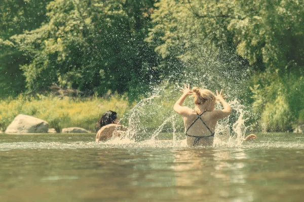 Женщины Плавают Брызгают Воду — стоковое фото