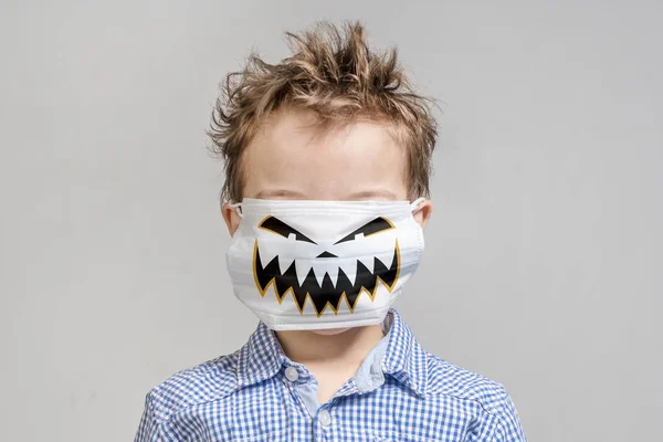 Jongetje Met Een Halloween Gezicht Een Medische Masker — Stockfoto