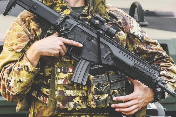 Militär Med Pistol Närbild — Stockfoto