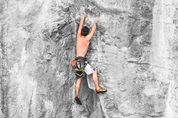 Male Rock Climber Climbing Cliff Tether — Stock Photo, Image