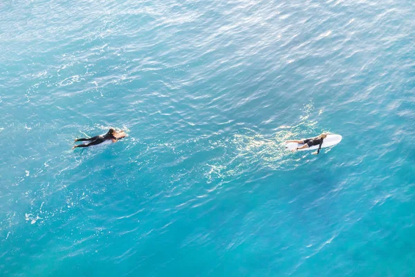 Zwei Surfer Segeln Auf Einem Surfbrett Einem Ruhigen Ozean Von — Stockfoto