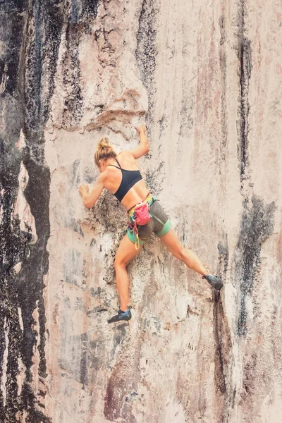 若い女性のロッククライミング安全装置なしで崖を登る トーン — ストック写真