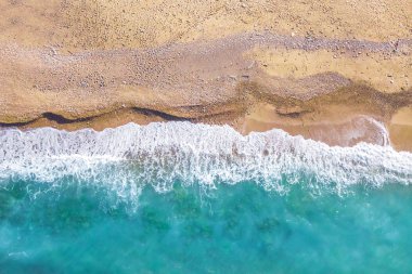 Kumsal ve deniz üstten görünüm
